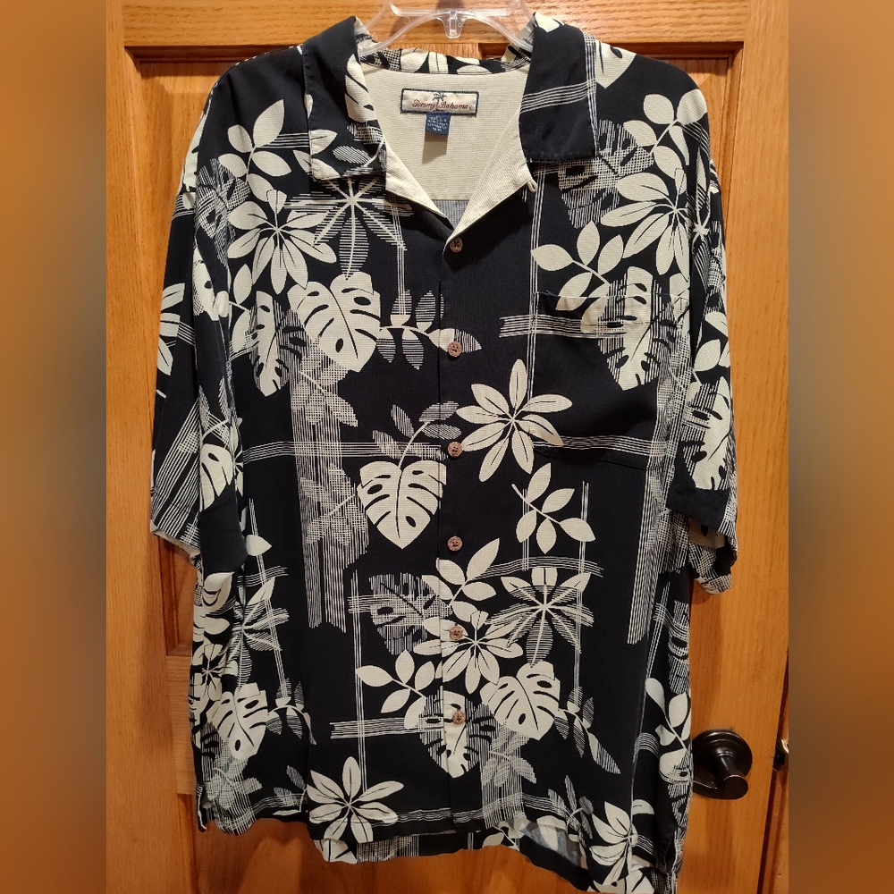 EUC Tommy Bahama Mens Black and Cream Floral Hawaiian Shirt, 100% Silk, XL